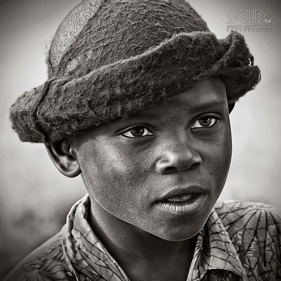 Queen Elizabeth - Katwe - Jongen met hoed Katwe is een klein dorpje in het nationaal park waar de mensen vooral van de zoutwinning in één van de kratermeren leven. Wij worden verwelkomd door de vele kinderen. Stefan Cruysberghs
